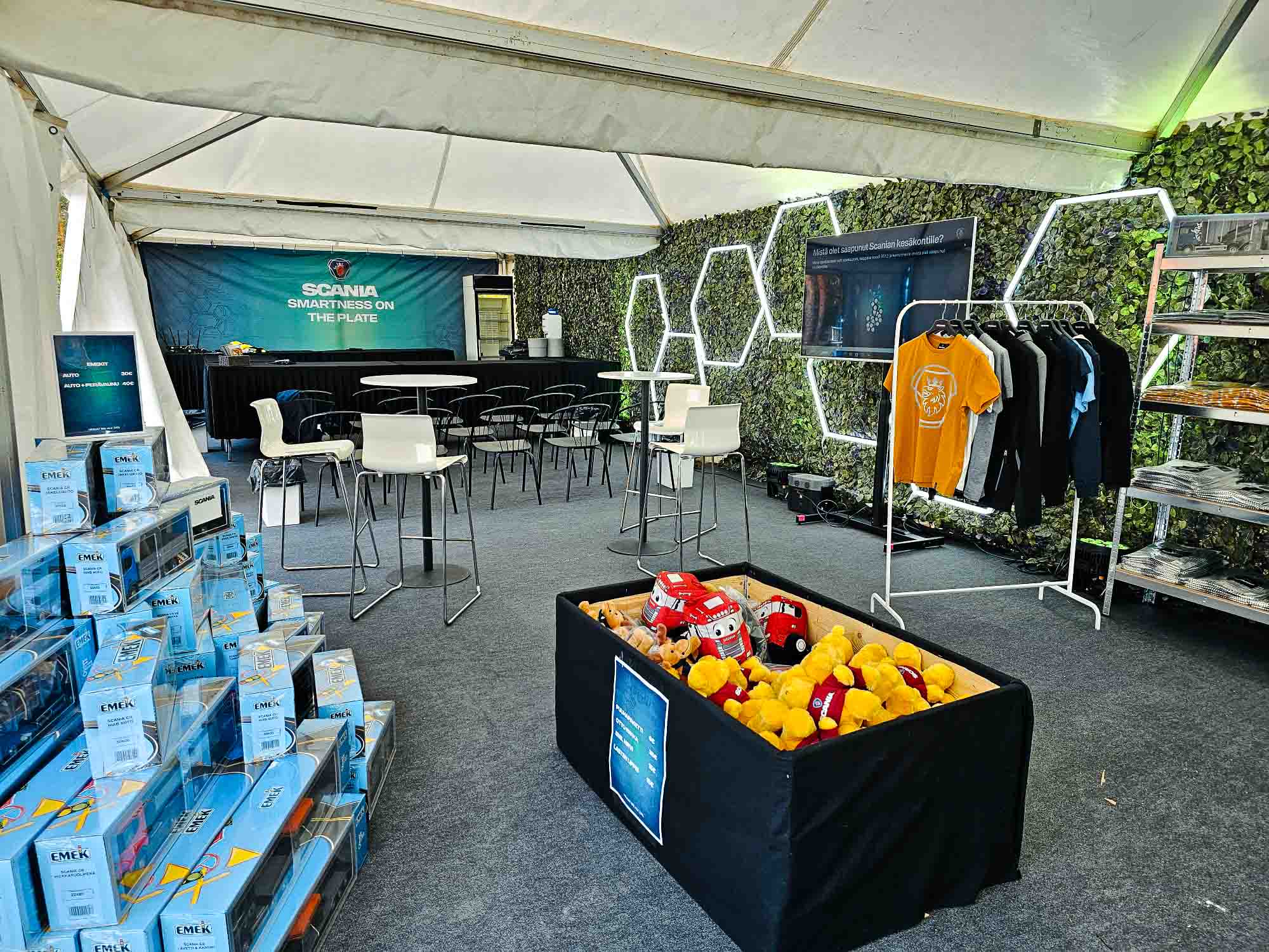 Messuosaston tekniikan eri elementit: näytöt, valaistus ja äänentoisto muodostavat toimivan kokonaisuuden