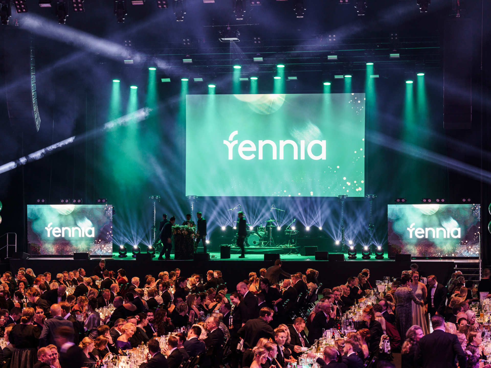 Tapahtuman valaistus konserttitilassa, värikkäät spottivalot luovat tunnelmaa.