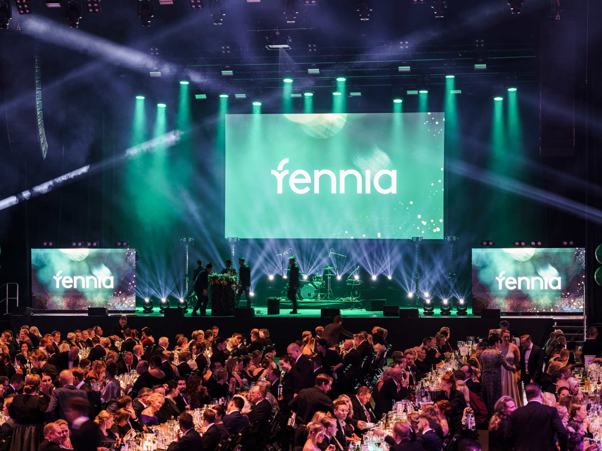 Gaalaillallisen elegantti valaistus huomioi pöytäsijoittelun - hienovarainen tapahtuman tekniikka tukee juhlavaa tunnelmaa