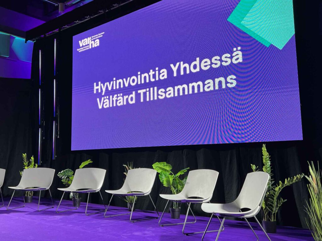 LED-screeniseinä seminaarin taustalla tarjoaa näyttävää visuaalista ilmettä