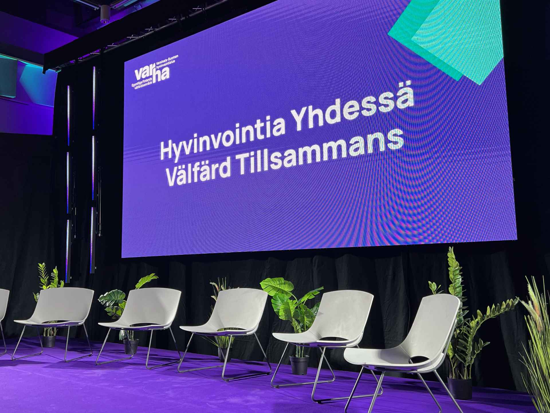 LED-screeniseinä seminaarin taustalla tarjoaa näyttävää visuaalista ilmettä